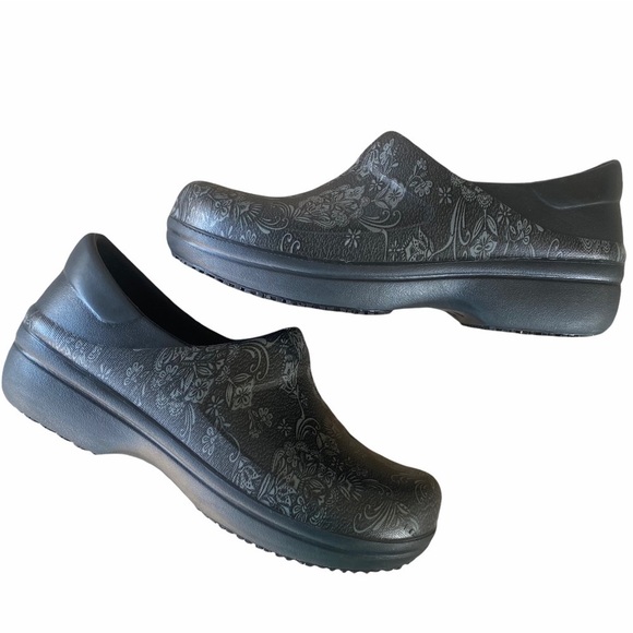 CROCS Neria Pro Graphic Work Clog Sz 5 Blk Floral - Picture 5 of 12